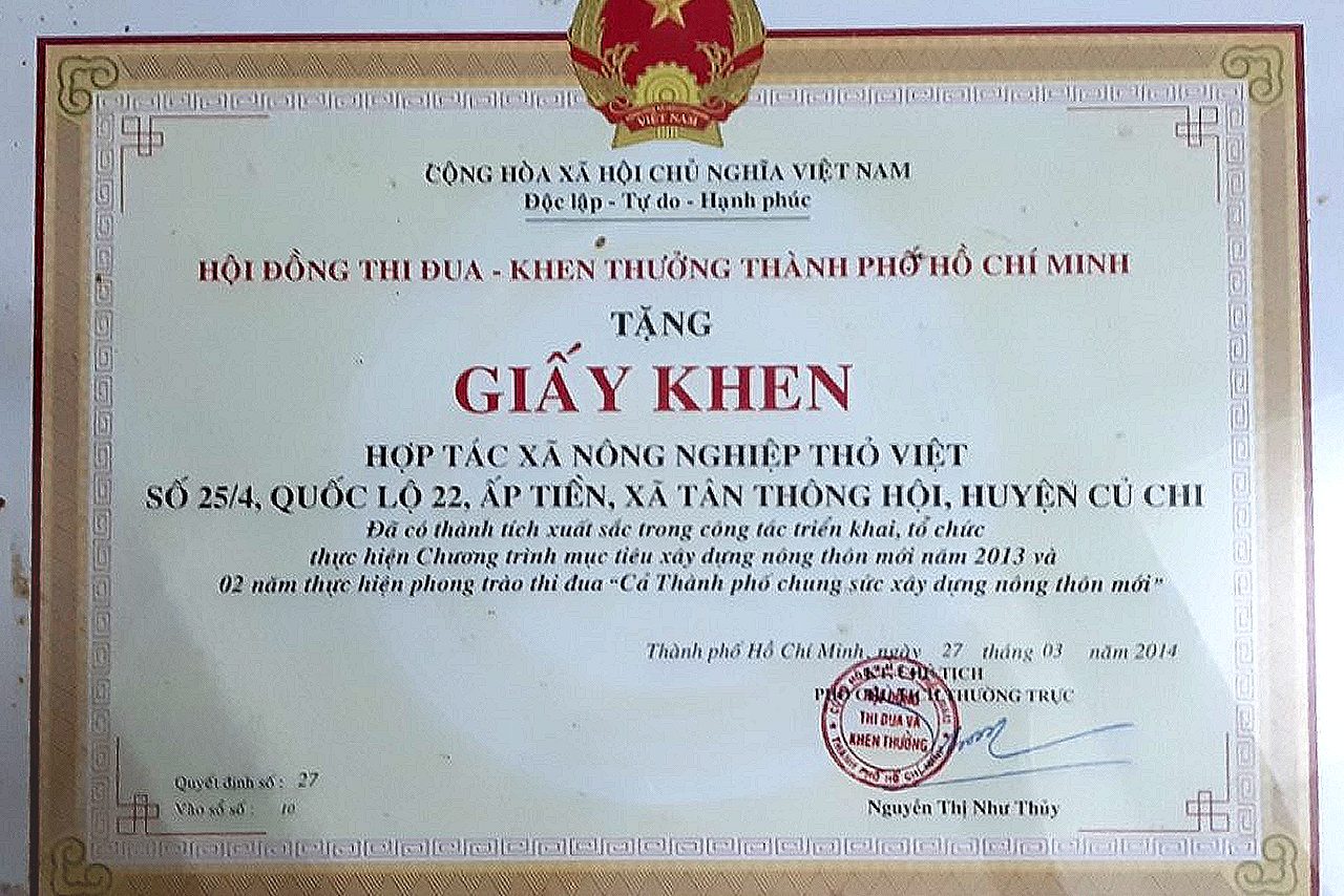 Certificate of Commendation for the Cooperative for Outstanding Achievements in Implementing and Organizing the National Target Program on New Rural Development in 2013 and for Two Years of the "The Entire City Joining Forces to Build New Rural Areas" Movement.